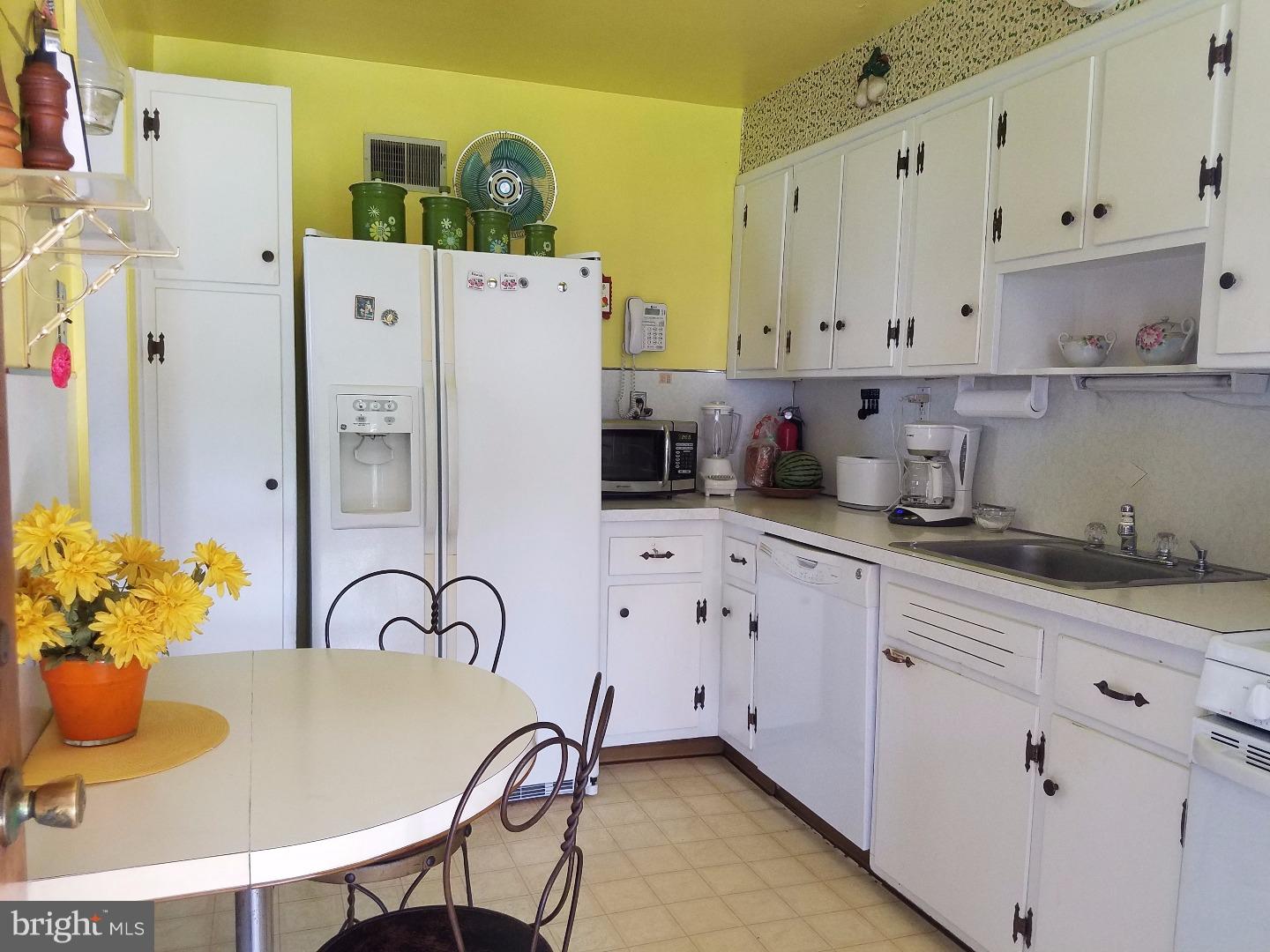 464 Larchwood Road Springfield, PA 19064 - Photo 4 of 18 Kitchen