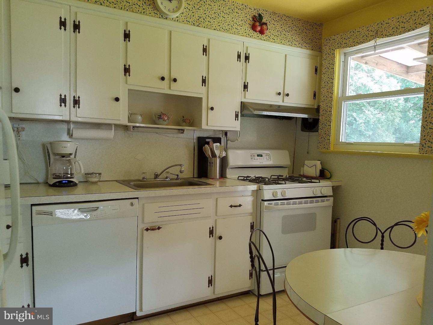 464 Larchwood Road Springfield, PA 19064 - Photo 5 of 18 Kitchen
