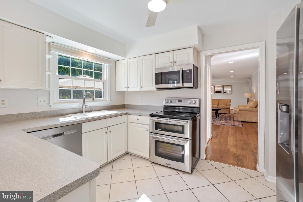 14701 Native Dancer Road North Potomac, MD 20878 - Photo 13 of 34 Kitchen