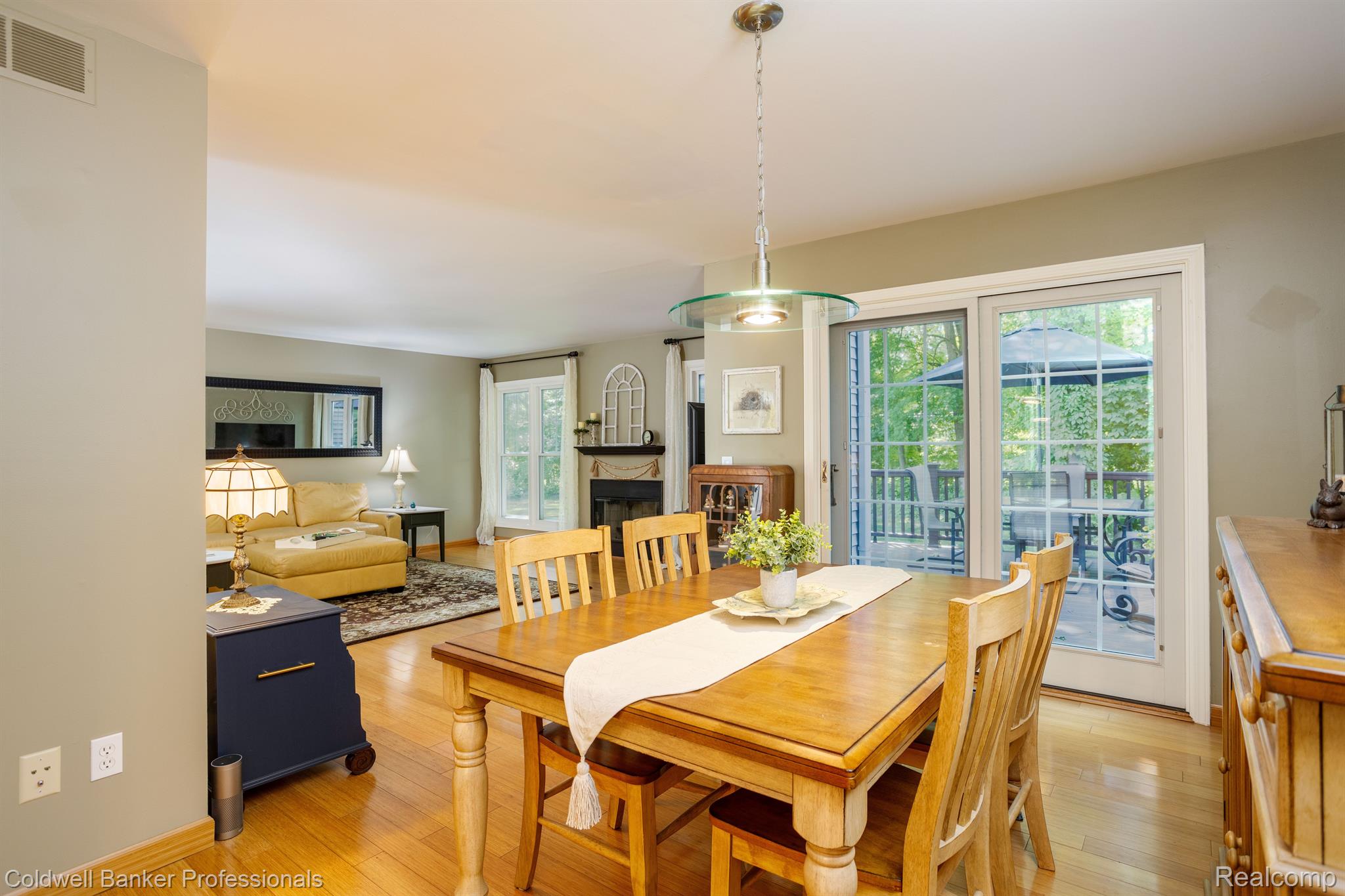 23075 Farmington Road Farmington, MI 48336 - Photo 17 of 38 Dining room slider to back pa