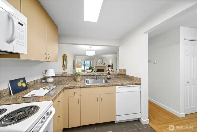 $446,500 | 12601 Southeast 41st Place, Unit C102, Bellevue, WA 98006