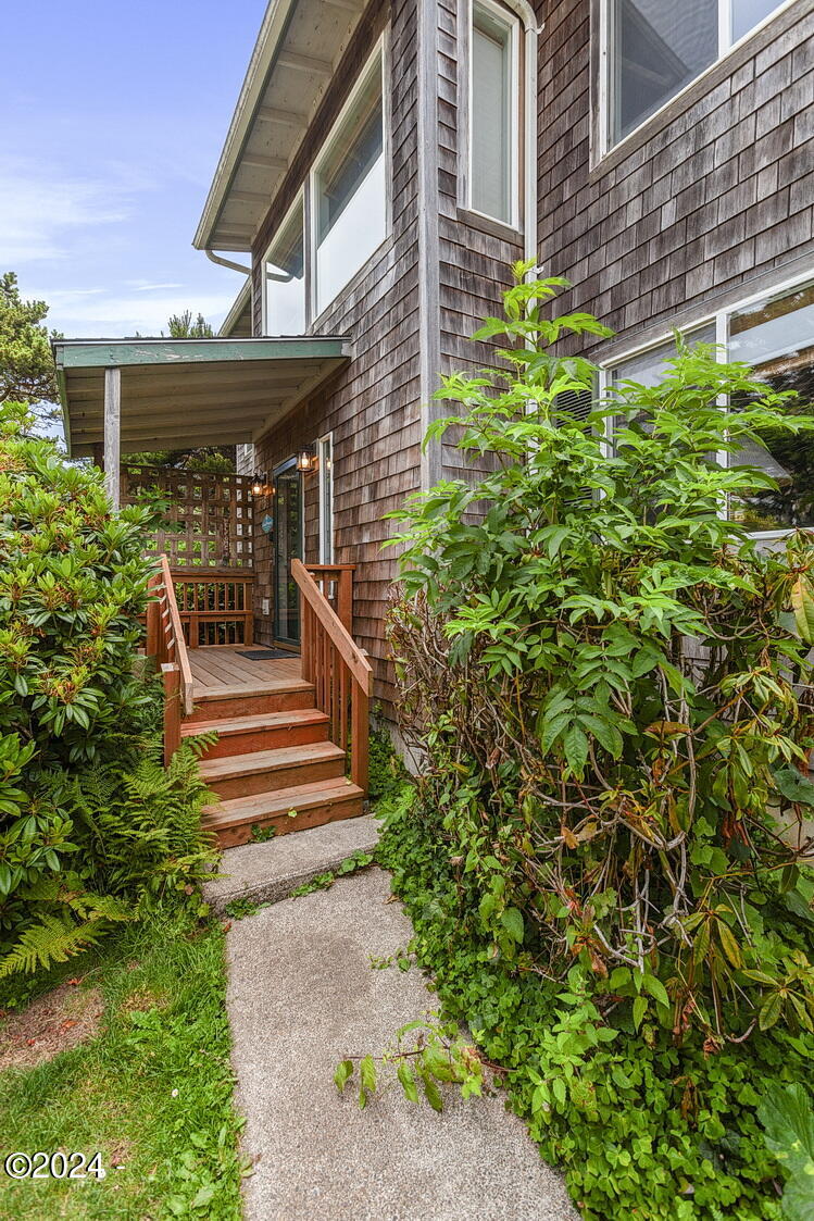154 Shell Street Yachats, OR 97498 - Photo 2 of 57 Entry