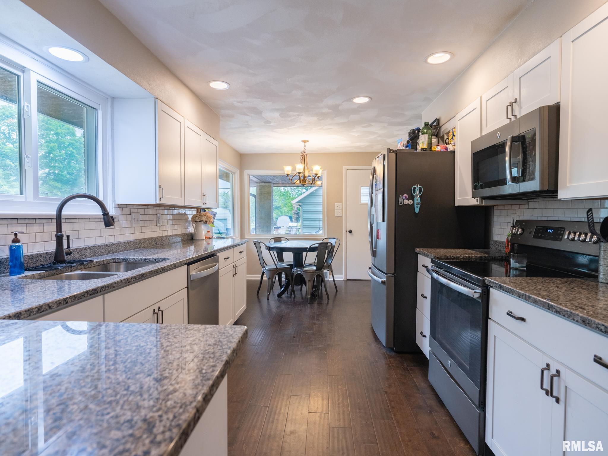 1105 Highview Road East Peoria, IL 61611 - Photo 7 of 28