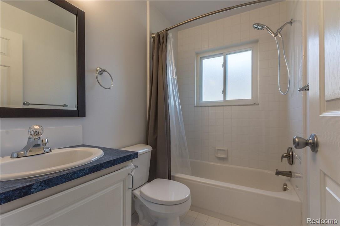 21413 Rome Drive Macomb, MI 48044 - Photo 18 of 31 2nd Full Bath