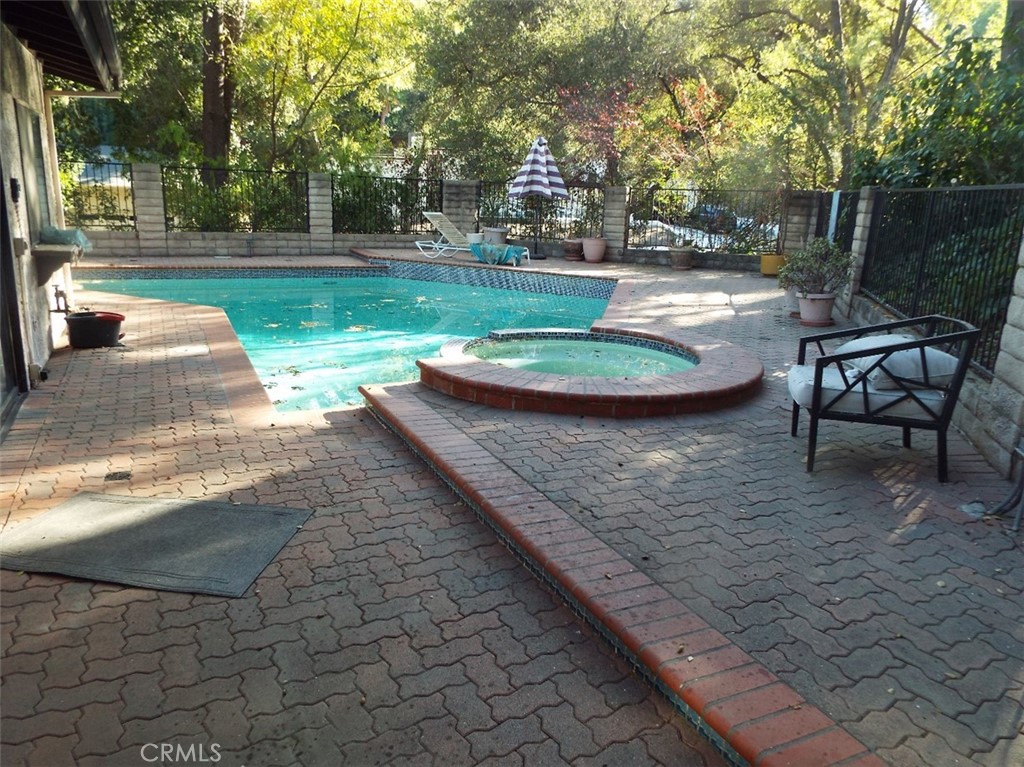 4444 Rochelle Place Encino, CA 91316 - Photo 2 of 19 Pool and Spa