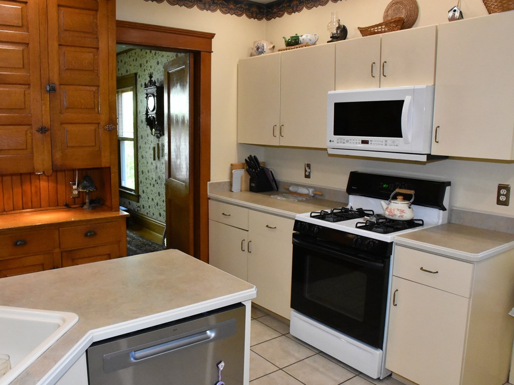 655 Chestnut Street Meadville, PA 16335 - Photo 14 of 43 a kitchen with a sink stove and microwave