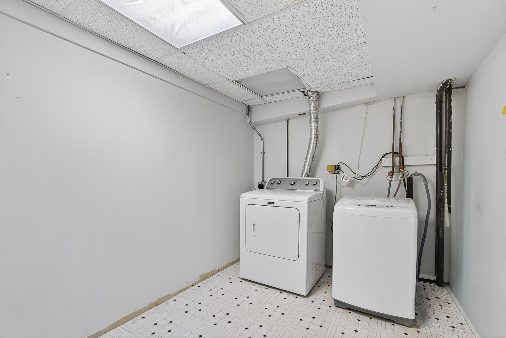 535 Jordan Way Bolingbrook, IL 60440 - Photo 26 of 35 a utility room with dryer and washer