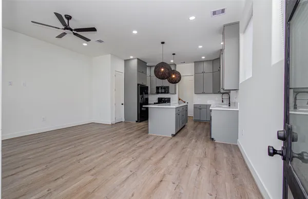 $2,000 | 4605 Edison Street, Unit B, Houston, TX 77009