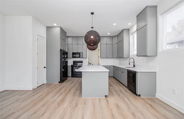 $2,000 | 4605 Edison Street, Unit B, Houston, TX 77009