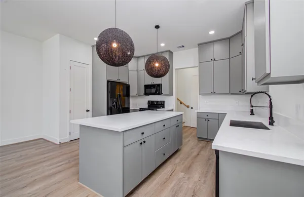 $2,000 | 4605 Edison Street, Unit B, Houston, TX 77009