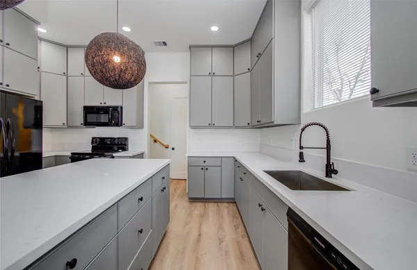 $2,000 | 4605 Edison Street, Unit B, Houston, TX 77009