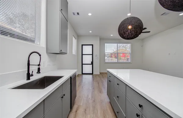 $2,000 | 4605 Edison Street, Unit B, Houston, TX 77009