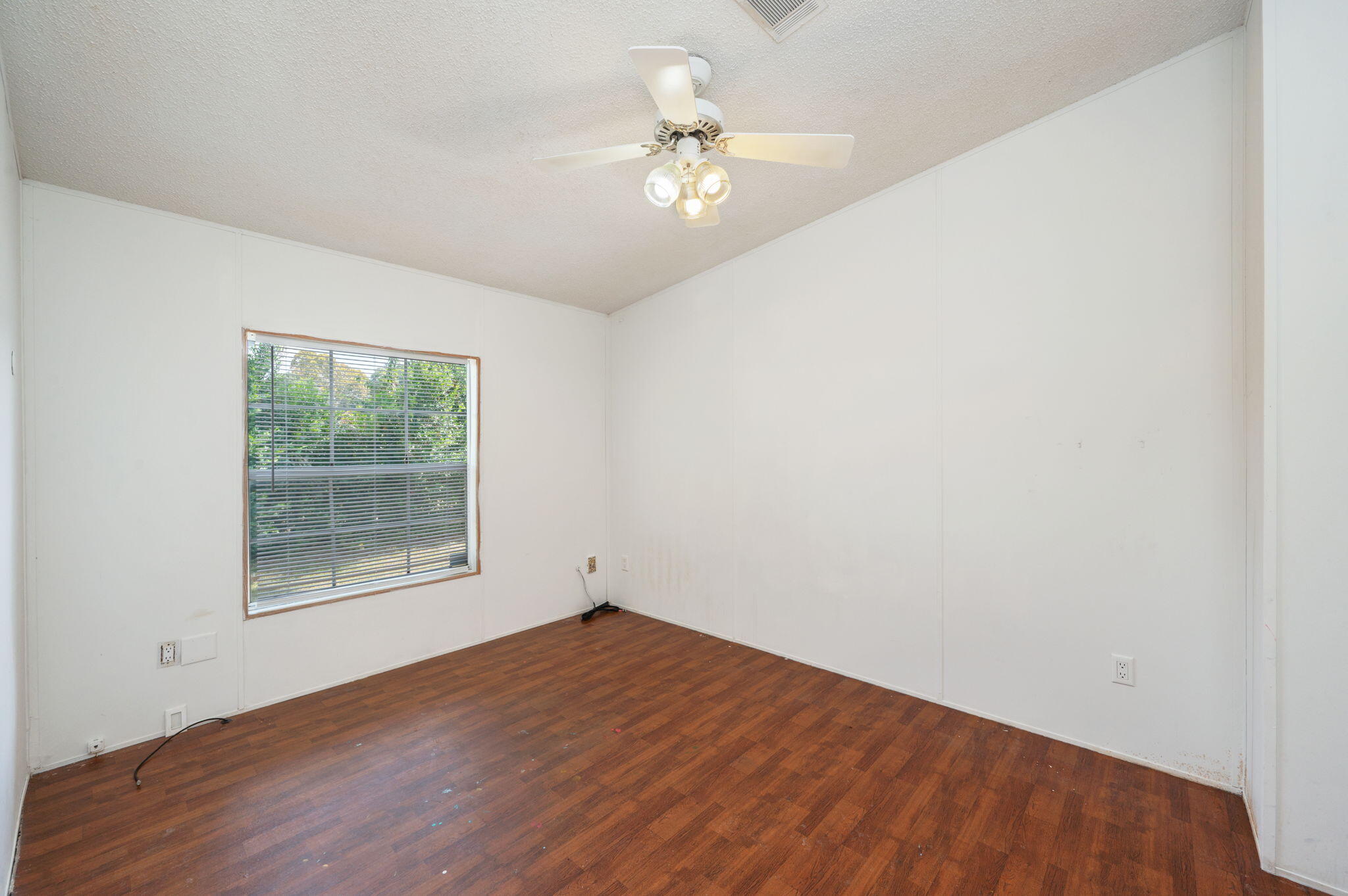 189 Benjamin Street Crestview, FL 32536 - Photo 29 of 40 an empty room with a window