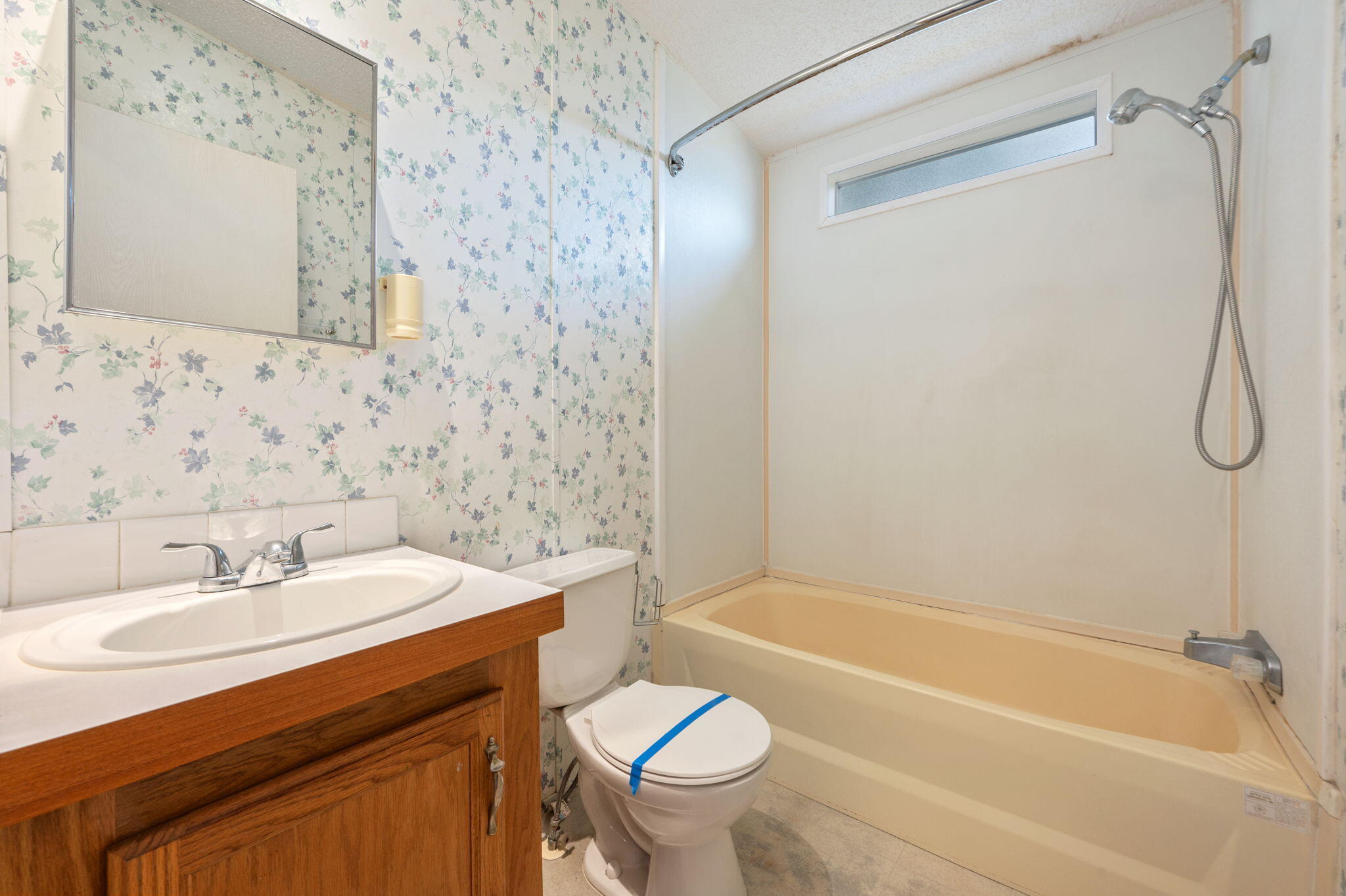 189 Benjamin Street Crestview, FL 32536 - Photo 31 of 40 a bathroom with a sink a toilet and a bathtub