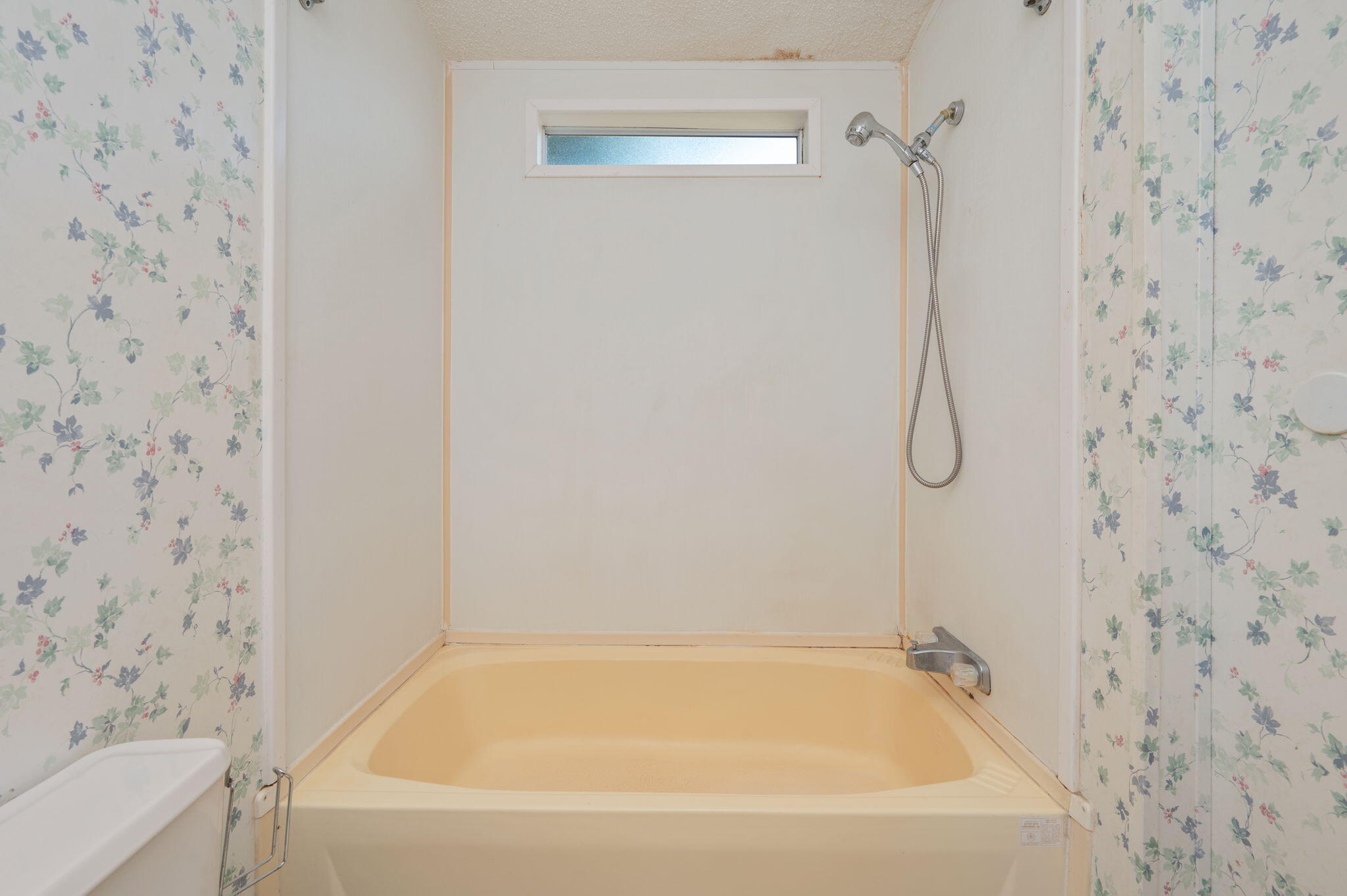 189 Benjamin Street Crestview, FL 32536 - Photo 32 of 40 a bathroom with a shower and a bathtub