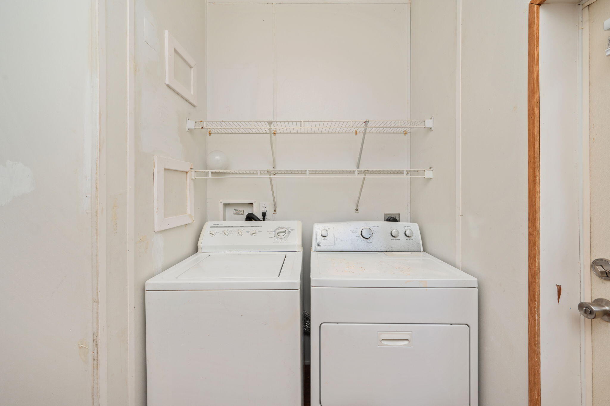 189 Benjamin Street Crestview, FL 32536 - Photo 35 of 40 a utility room with dryer and washer