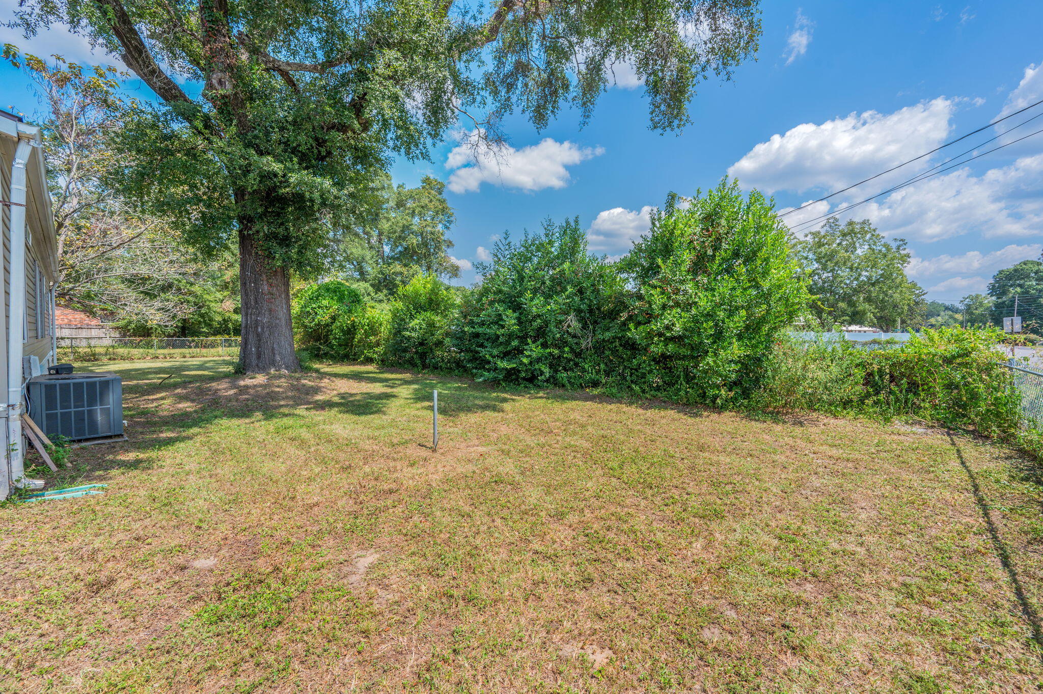 189 Benjamin Street Crestview, FL 32536 - Photo 37 of 40 a view of a yard with an tree