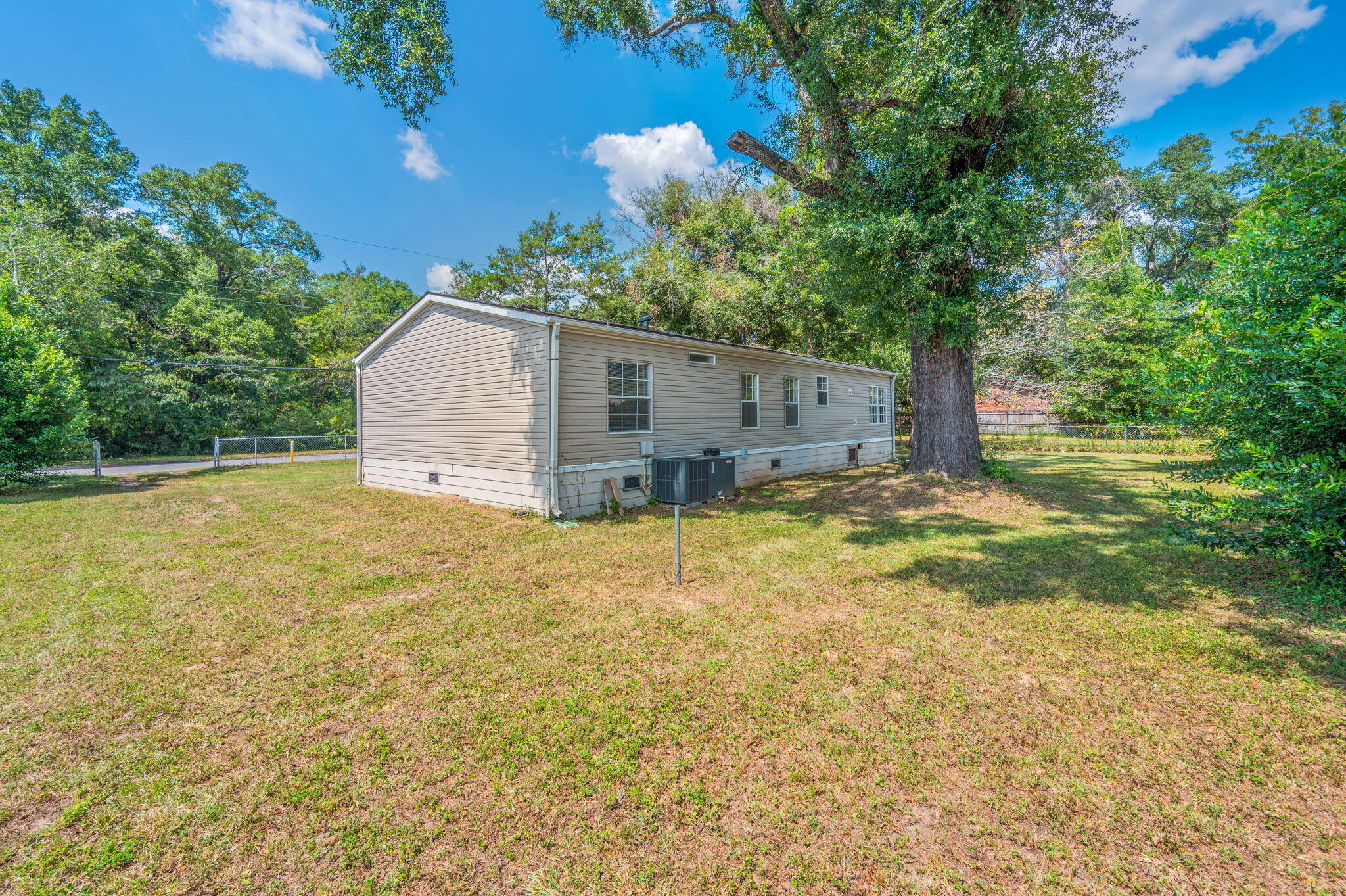 189 Benjamin Street Crestview, FL 32536 - Photo 39 of 40 a backyard of a house