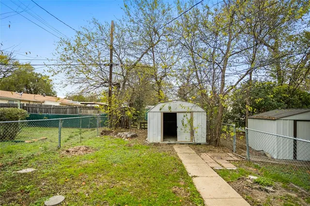 a view of a house with backyard and trees