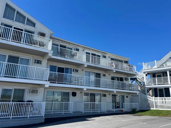 $388,800 | 933 Ocean Boulevard, Unit 308, Hampton, NH 03842