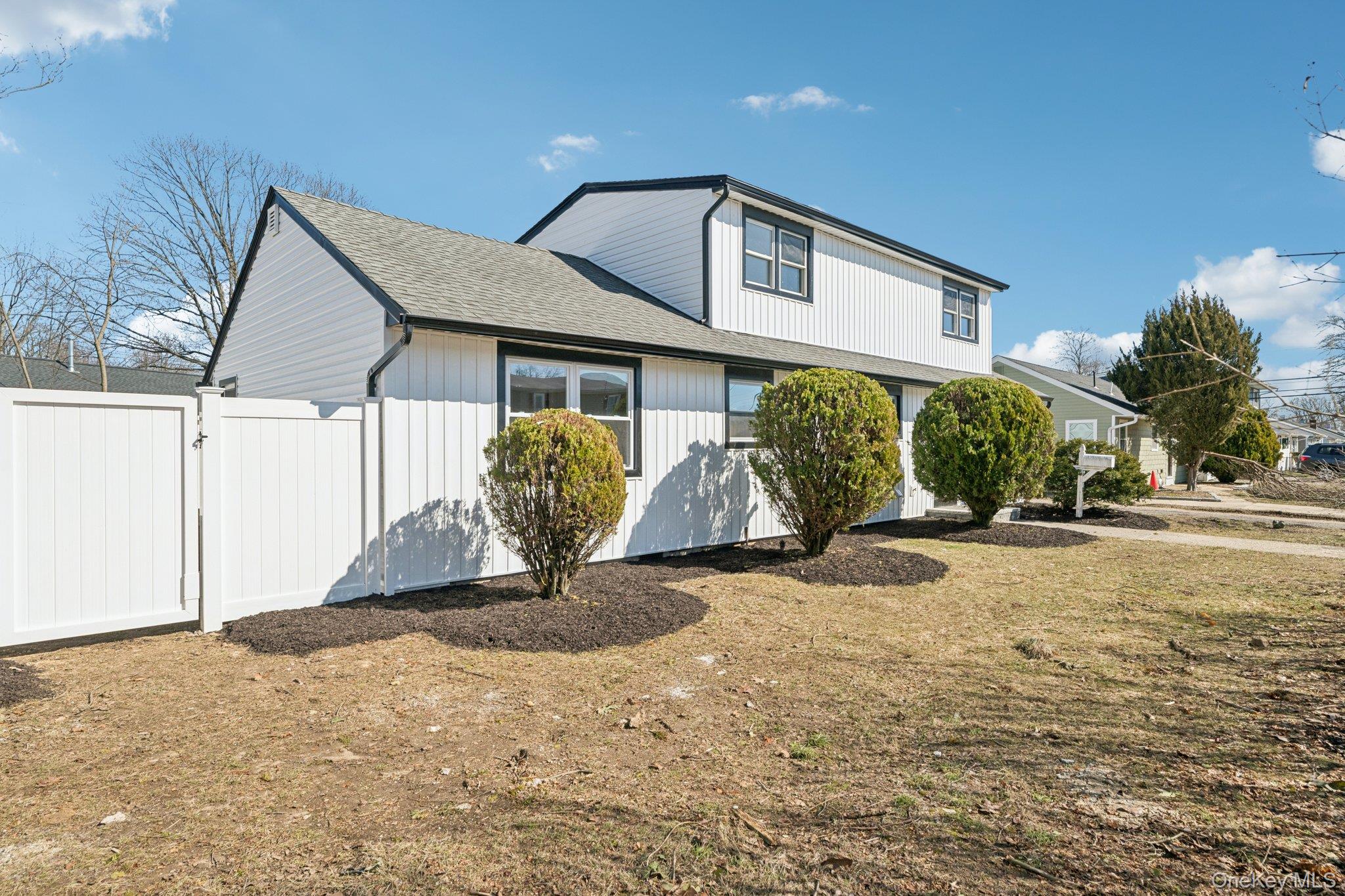 38 East Somerset Road Amityville, NY 11701 - Photo 3 of 33