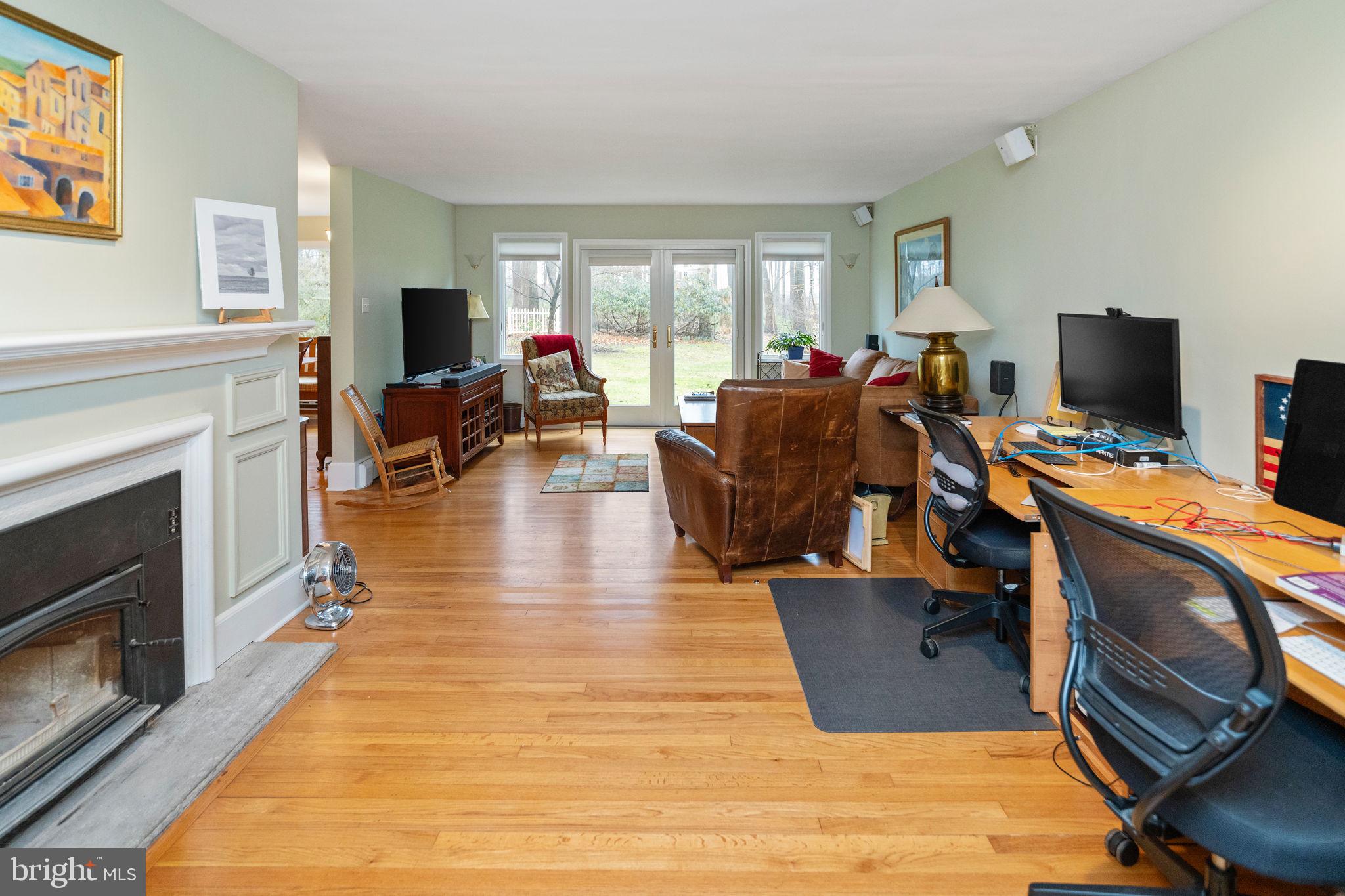 272 Brae Bourn Road Huntingdon Valley, PA 19006 - Photo 16 of 40 Living room