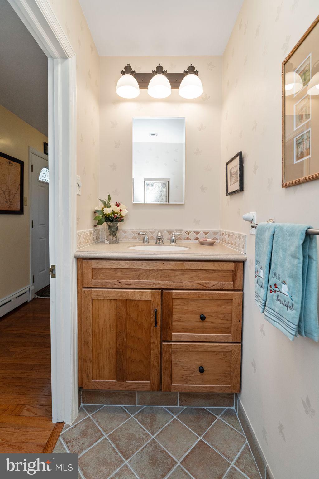 272 Brae Bourn Road Huntingdon Valley, PA 19006 - Photo 22 of 40 Hall bath