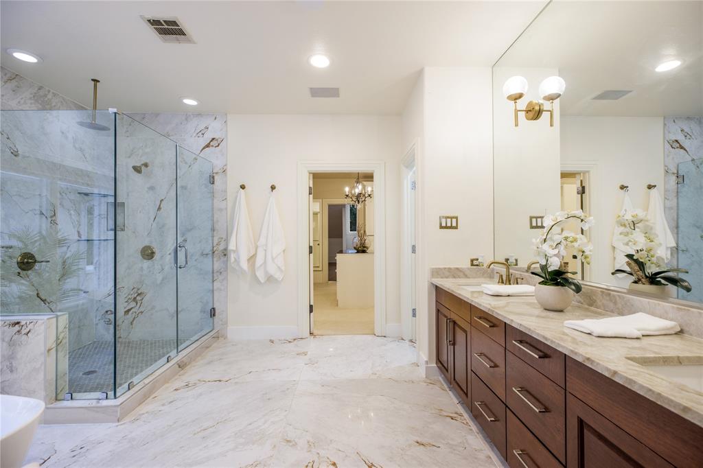 4616 Windsor Ridge Drive Irving, TX 75038 - Photo 31 of 40 Upstairs Primary Bathroom