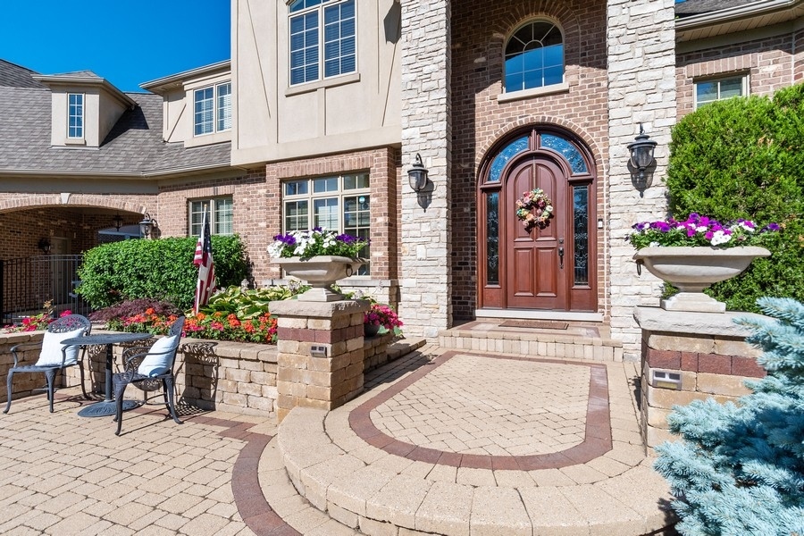 4050 Douglas Road Downers Grove, IL 60515 - Photo 2 of 60