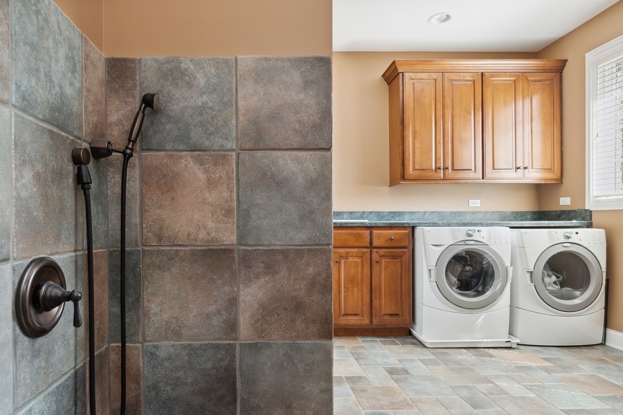 4050 Douglas Road Downers Grove, IL 60515 - Photo 22 of 60 a utility room with dryer and washer