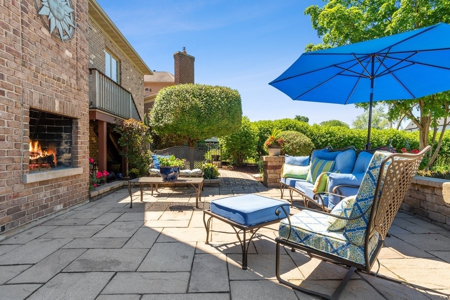 4050 Douglas Road Downers Grove, IL 60515 - Photo 44 of 60 a view of a chairs and tables in the patio