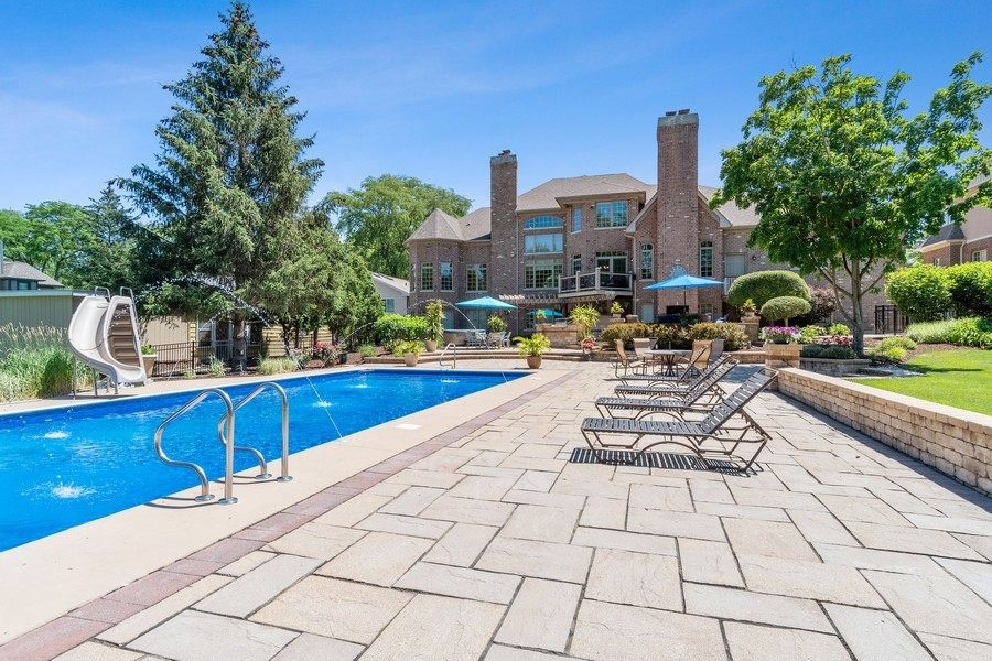 4050 Douglas Road Downers Grove, IL 60515 - Photo 50 of 60 a view of a terrace with chairs