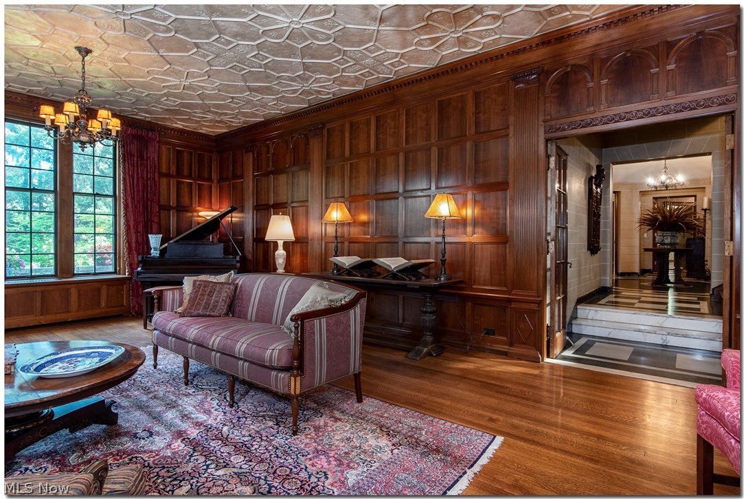 2467 Stratford Road Cleveland, OH 44118 - Photo 6 of 35 Gallery Image 6