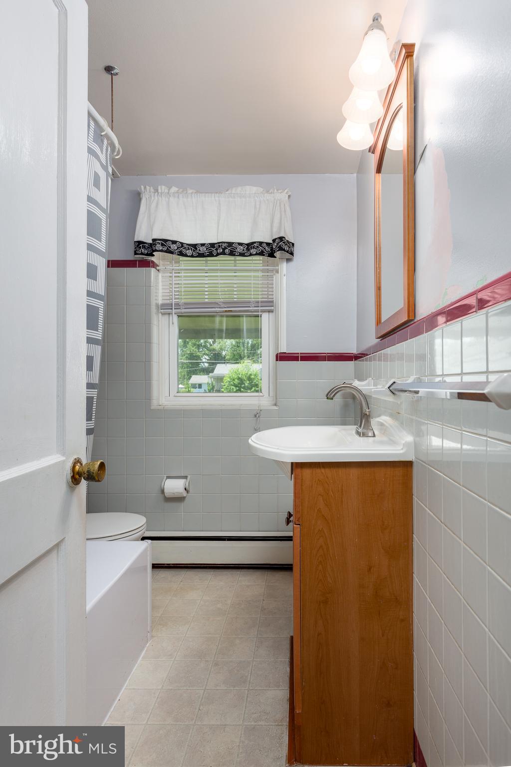 1019 Cardinal Road Audubon, PA 19403 - Photo 13 of 26 Main level full bath