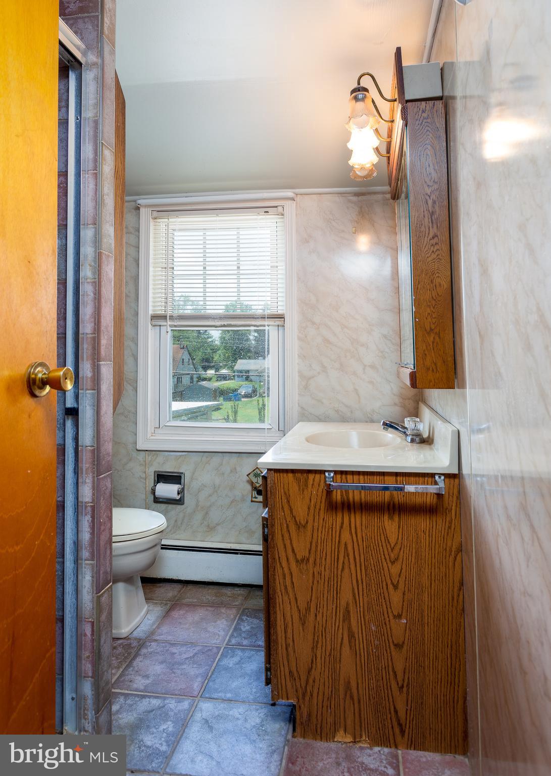 1019 Cardinal Road Audubon, PA 19403 - Photo 16 of 26 Upper level full bath