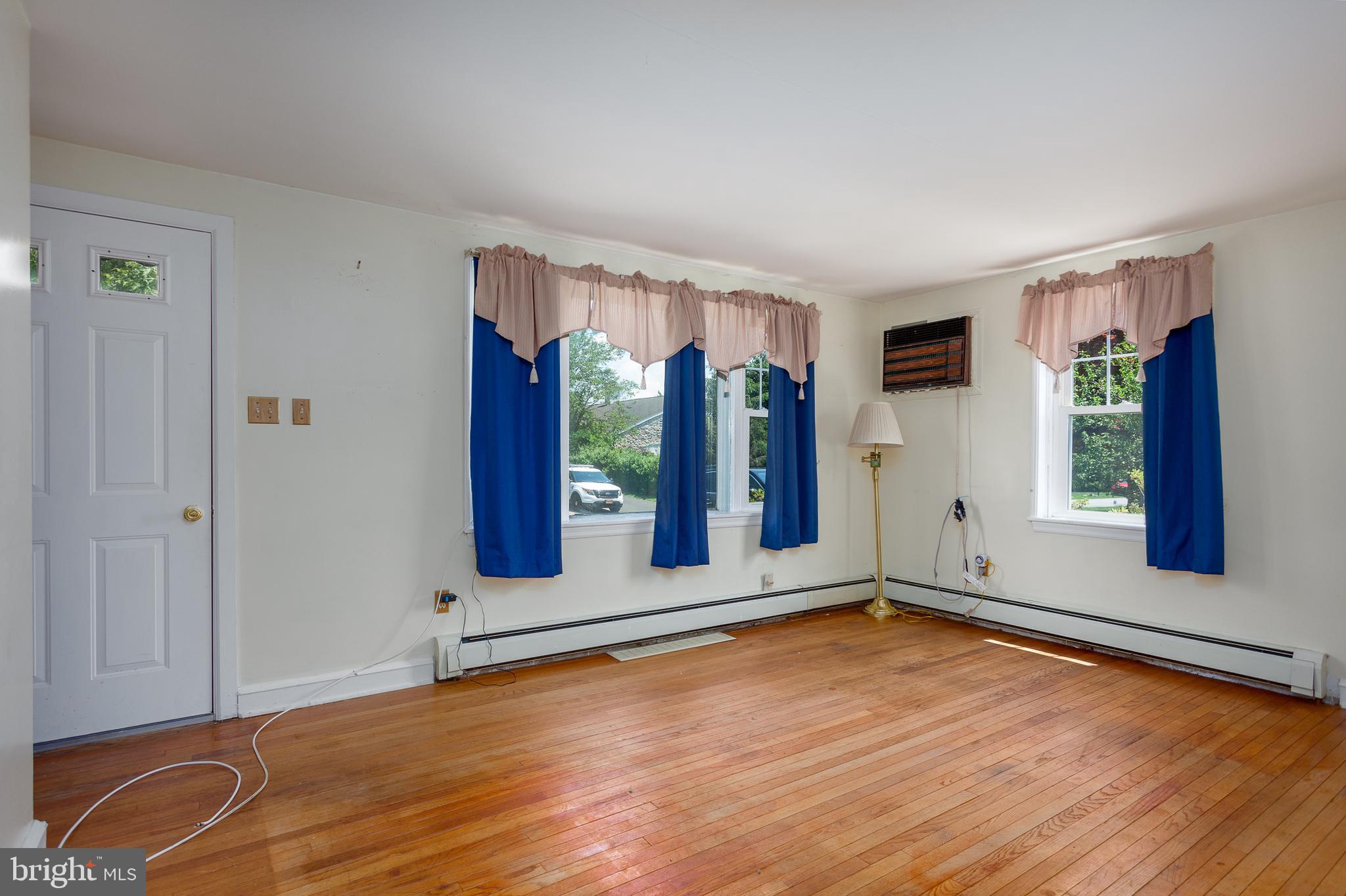 1019 Cardinal Road Audubon, PA 19403 - Photo 4 of 26 Light and bright living room