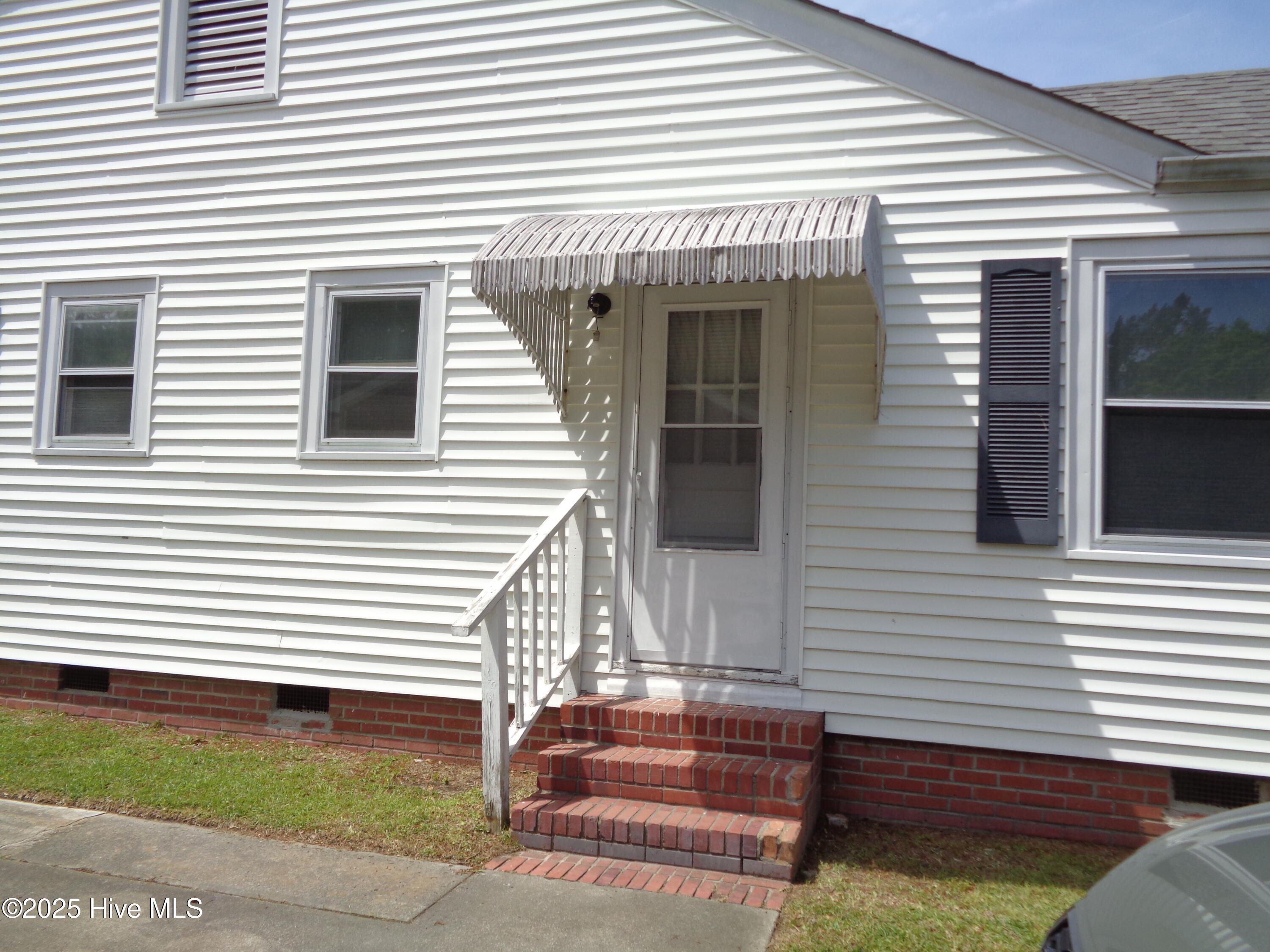 714 Cameron Drive Kinston, NC 28501 - Photo 14 of 15 Side