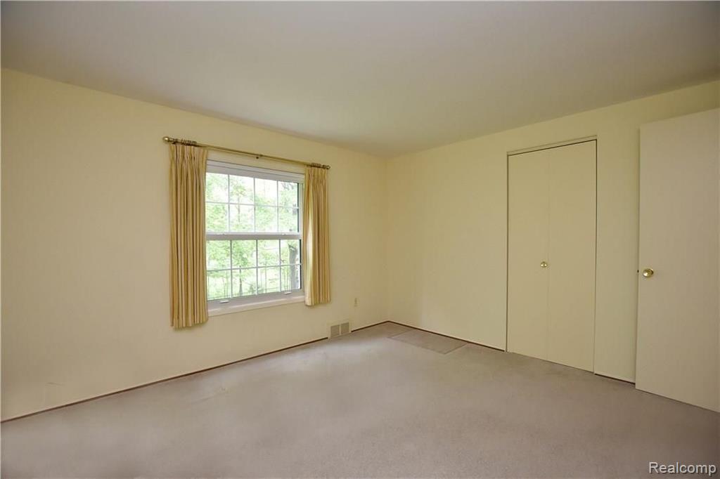 32635 Old Post Road Beverly Hills, MI 48025 - Photo 28 of 34