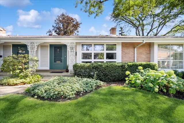 $385,000 | 711 Carriage Hill Drive, Glenview, IL 60025