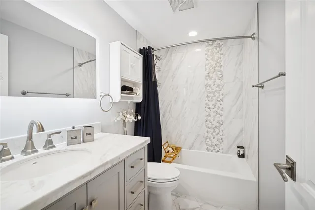 $385,000 | 711 Carriage Hill Drive, Glenview, IL 60025