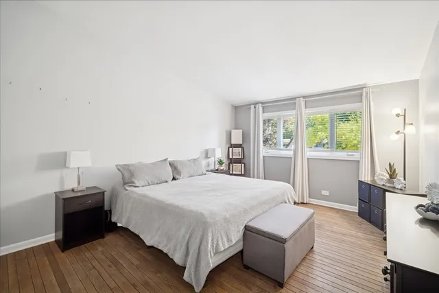 $385,000 | 711 Carriage Hill Drive, Glenview, IL 60025