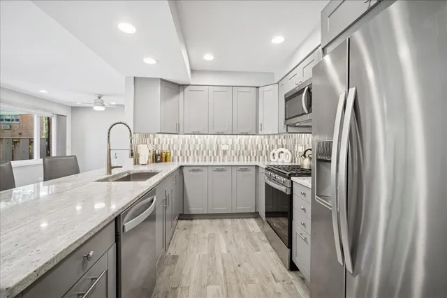 $385,000 | 711 Carriage Hill Drive, Glenview, IL 60025