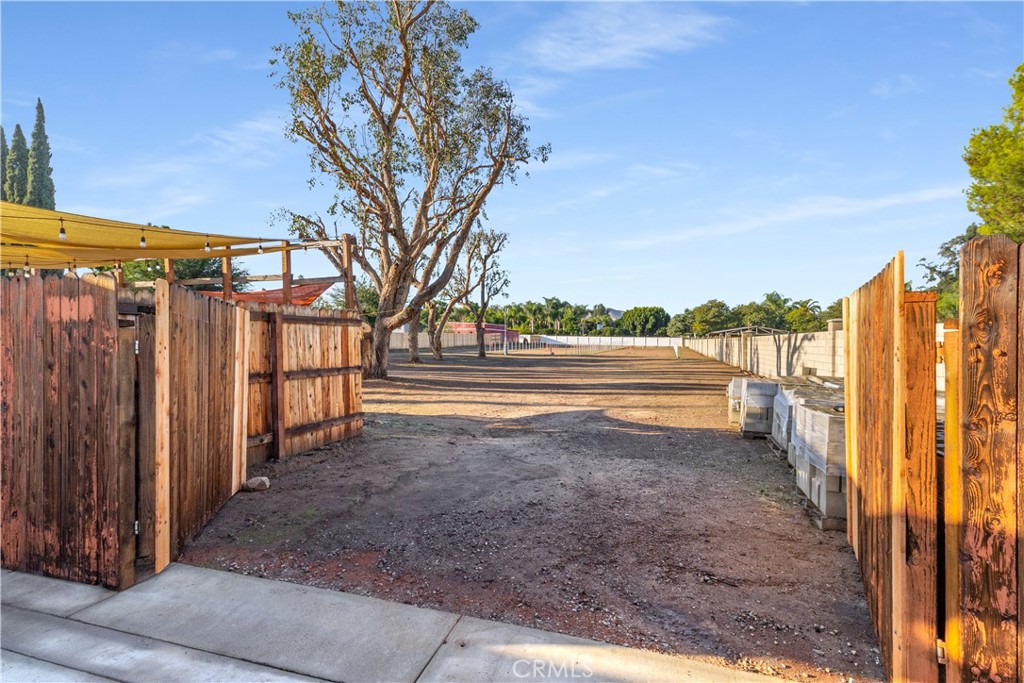 2572 Harrison Street Riverside, CA 92503 - Photo 4 of 73