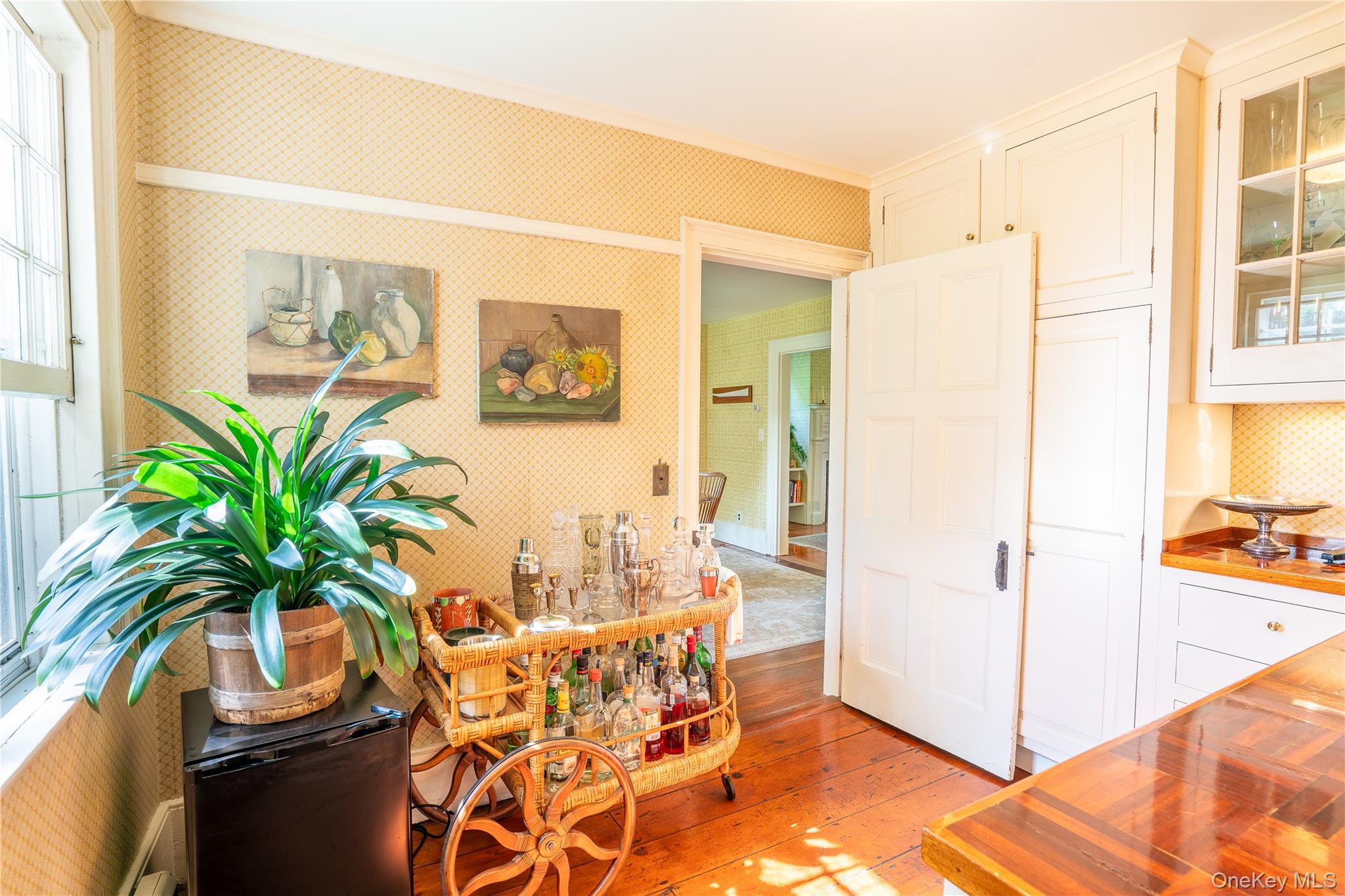 750 Reeve Avenue Mattituck, NY 11952 - Photo 20 of 41 a view of a living room and bathroom