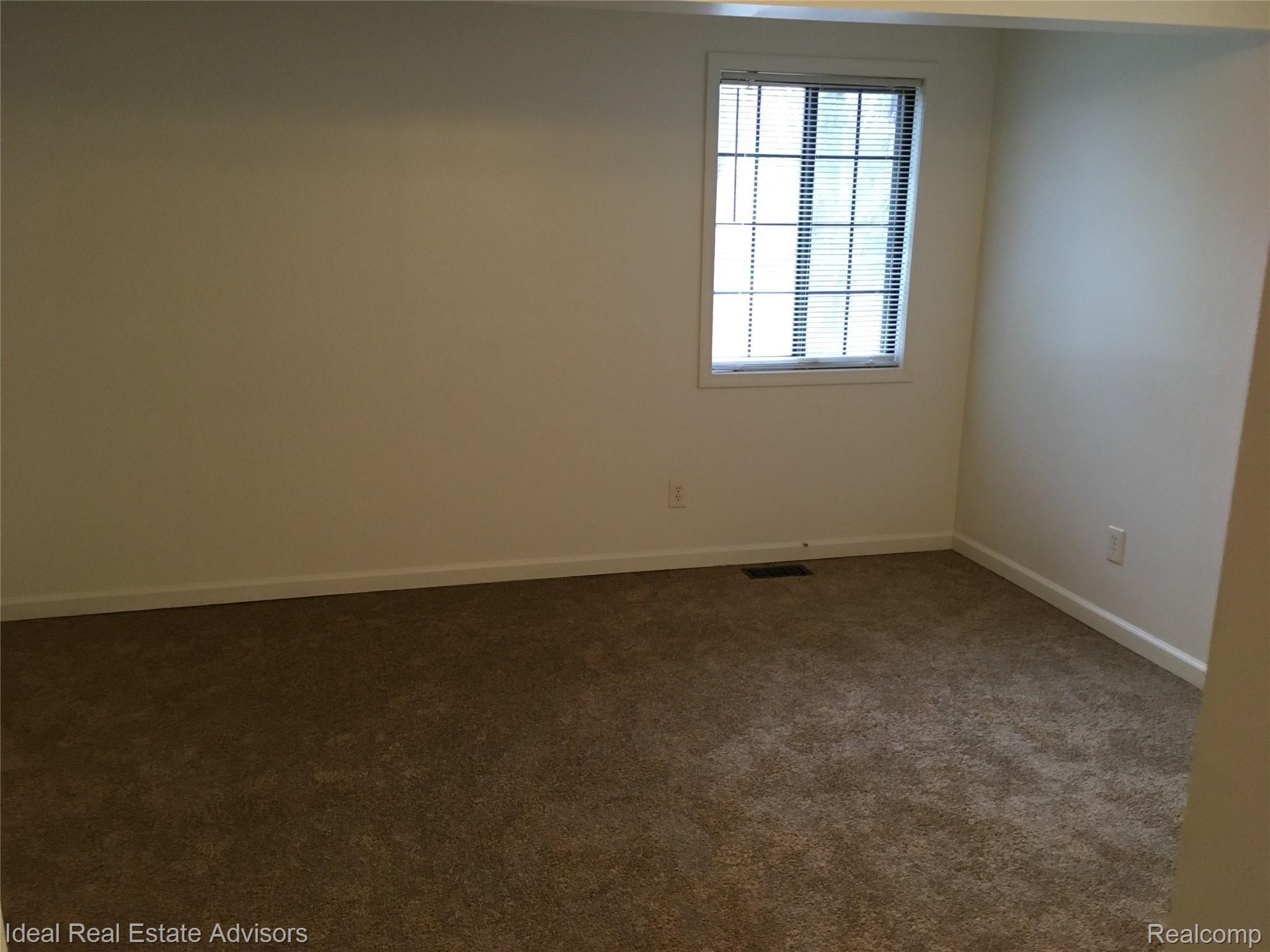 21421 Greenview Road Southfield, MI 48075 - Photo 9 of 34 IMG_6985.JPG