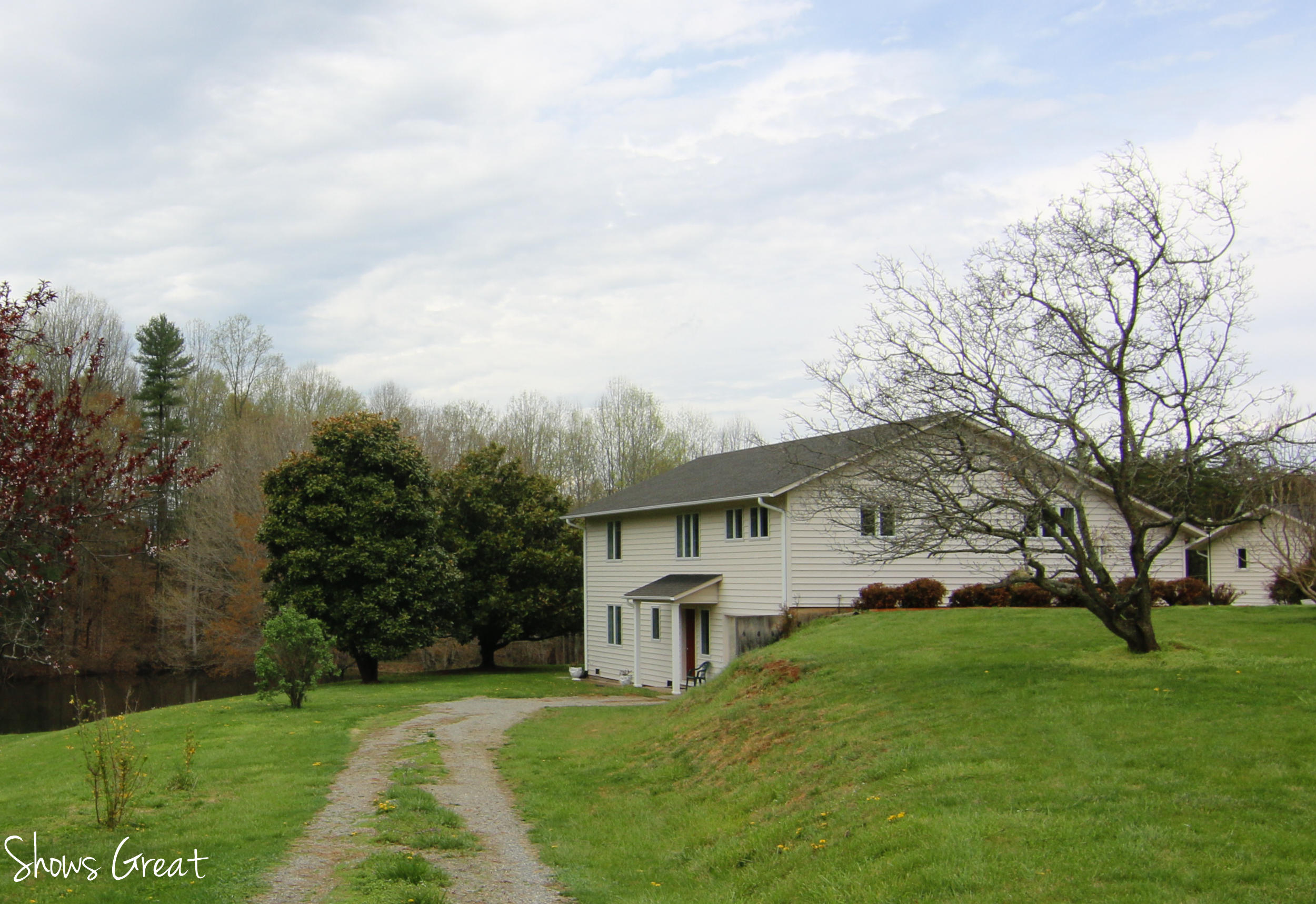 a view of house with a big yard