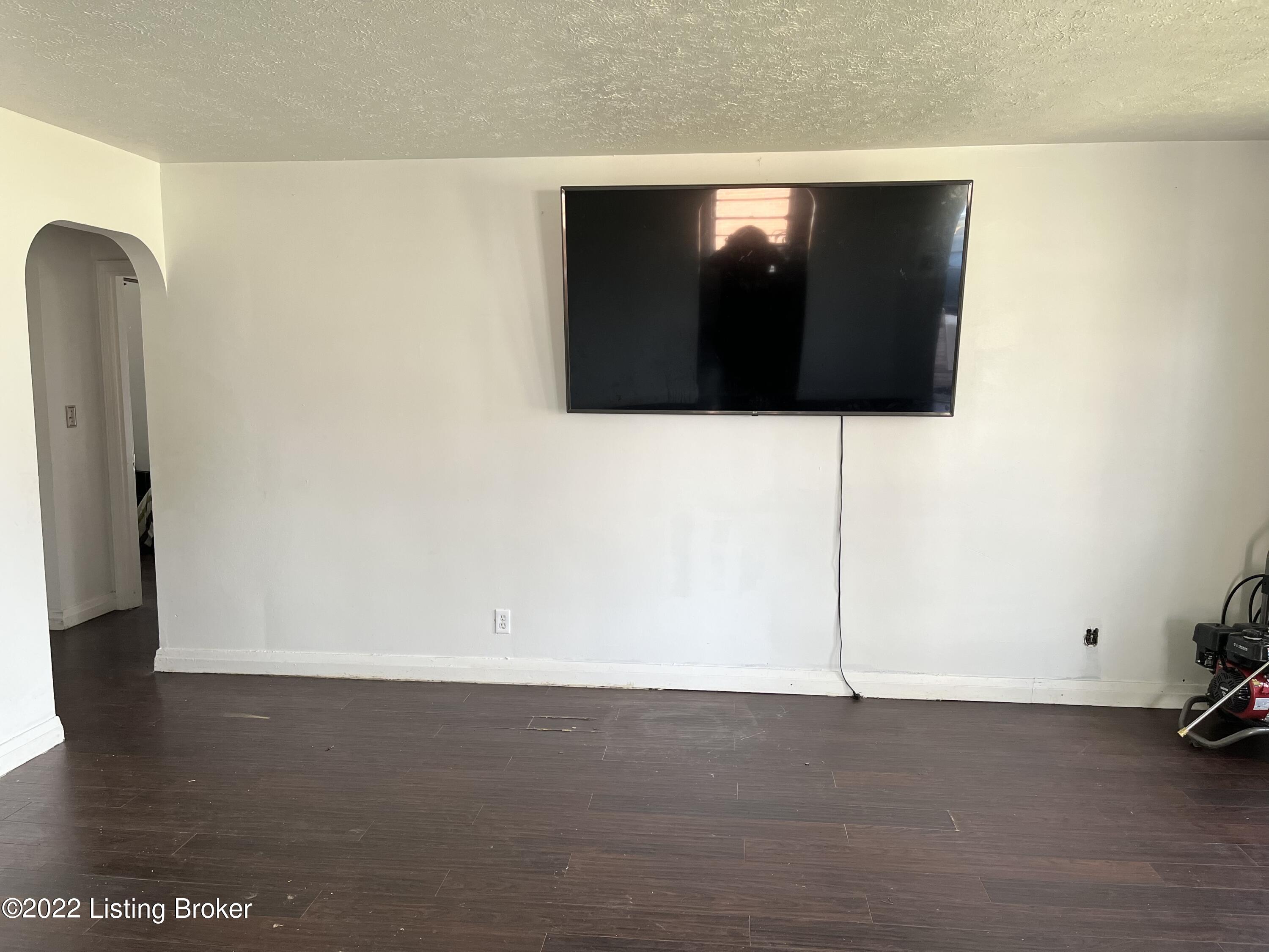 8285 Walker Road Louisville, KY 40258 - Photo 4 of 16 36941170-271E-4D0C-AA20-59F249EE2CFA