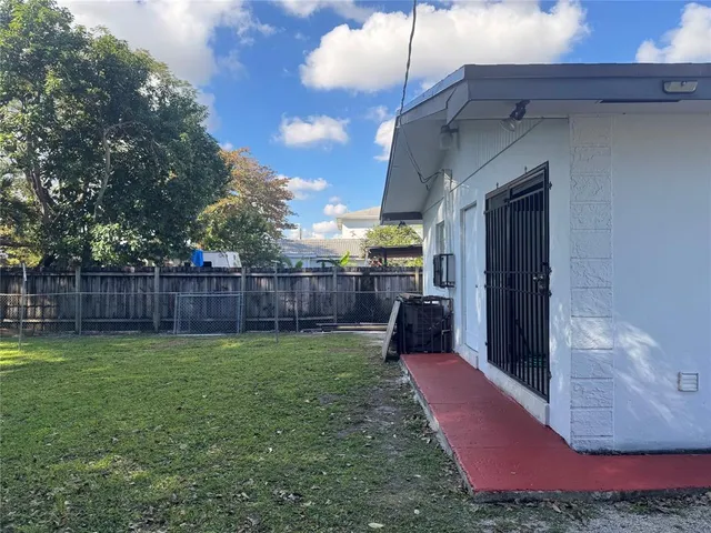 a view of a backyard