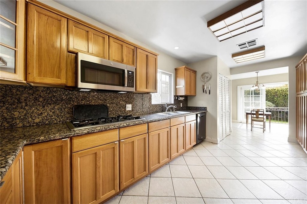 936 Birmingham Road Burbank, CA 91504 - Photo 18 of 33