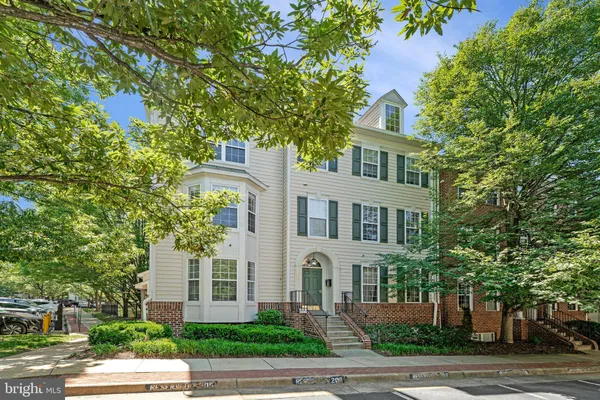 $3,200 | 1567 Northern Neck Drive, Unit 201, Vienna, VA 22182